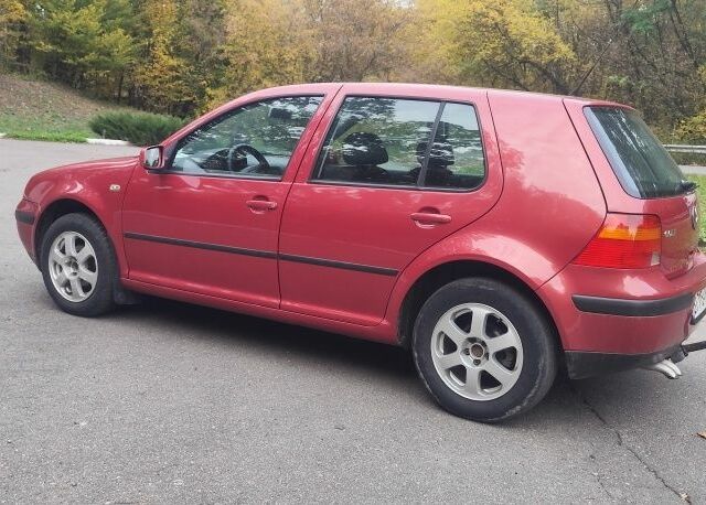 Красный Фольксваген Гольф, объемом двигателя 1.4 л и пробегом 250 тыс. км за 4800 $, фото 5 на Automoto.ua