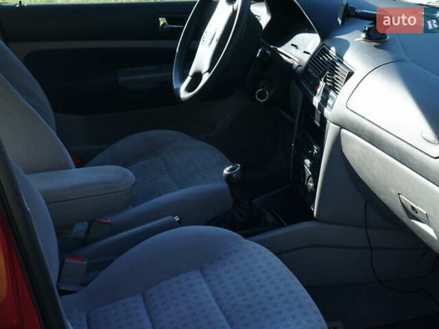 Красный Фольксваген Гольф, объемом двигателя 1.6 л и пробегом 225 тыс. км за 4150 $, фото 33 на Automoto.ua