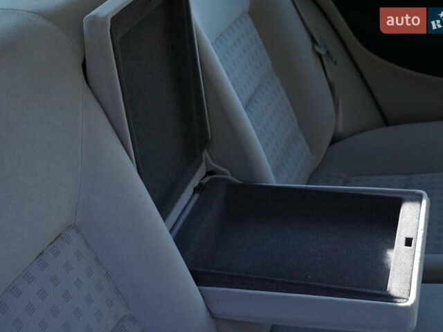 Красный Фольксваген Гольф, объемом двигателя 1.6 л и пробегом 225 тыс. км за 4150 $, фото 23 на Automoto.ua