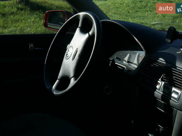 Красный Фольксваген Гольф, объемом двигателя 1.6 л и пробегом 225 тыс. км за 4150 $, фото 34 на Automoto.ua