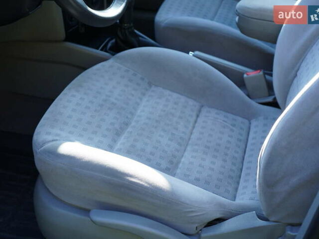 Красный Фольксваген Гольф, объемом двигателя 1.6 л и пробегом 225 тыс. км за 4150 $, фото 59 на Automoto.ua