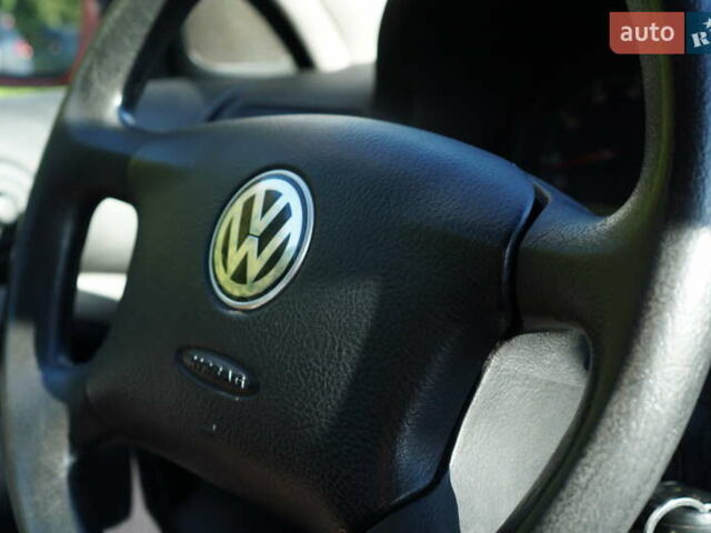 Красный Фольксваген Гольф, объемом двигателя 1.6 л и пробегом 225 тыс. км за 4150 $, фото 80 на Automoto.ua