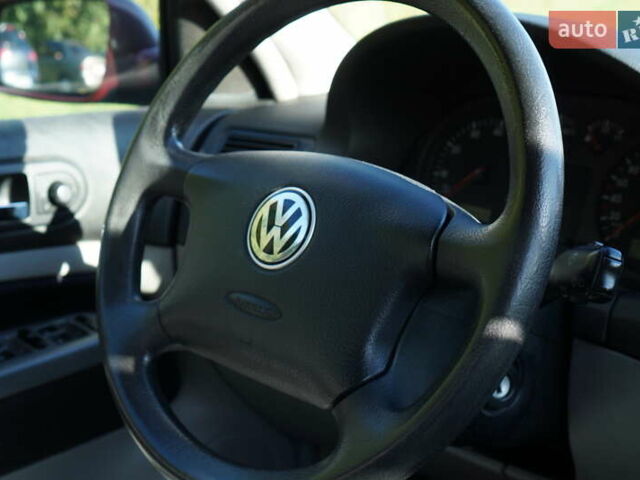 Красный Фольксваген Гольф, объемом двигателя 1.6 л и пробегом 225 тыс. км за 4150 $, фото 62 на Automoto.ua