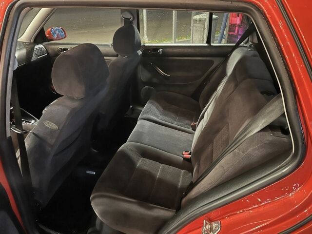 Червоний Фольксваген Гольф, об'ємом двигуна 1.6 л та пробігом 400 тис. км за 5000 $, фото 4 на Automoto.ua