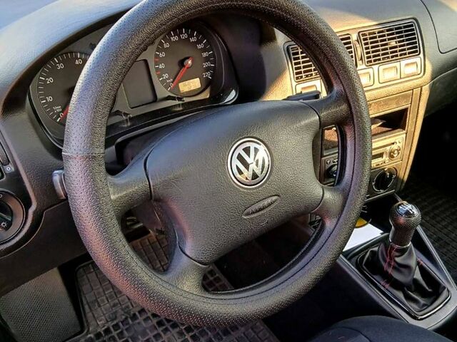 Красный Фольксваген Гольф, объемом двигателя 1.4 л и пробегом 168 тыс. км за 3850 $, фото 1 на Automoto.ua