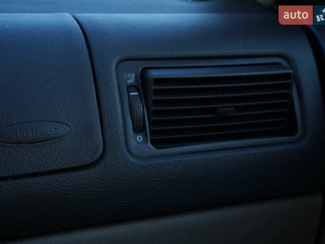 Красный Фольксваген Гольф, объемом двигателя 1.6 л и пробегом 225 тыс. км за 4150 $, фото 81 на Automoto.ua