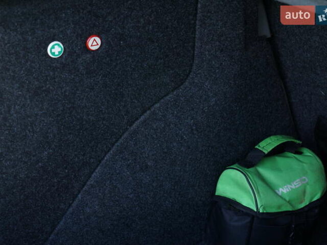 Красный Фольксваген Гольф, объемом двигателя 1.6 л и пробегом 225 тыс. км за 4150 $, фото 66 на Automoto.ua