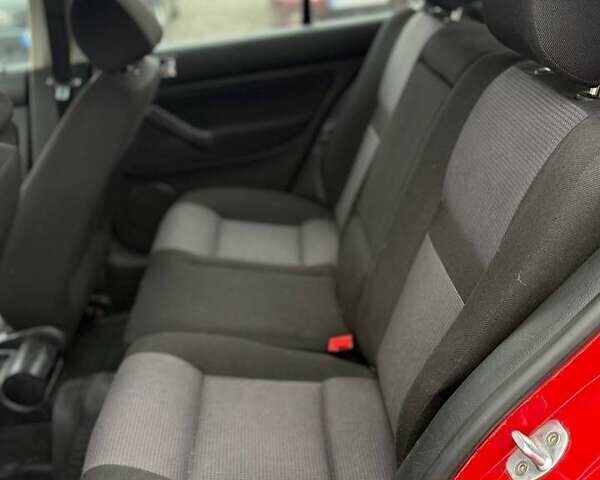 Фольксваген Гольф 2001 в Хмельницком на Automoto.ua Красный Фольксваген Гольф, объемом двигателя 1.6 л и пробегом 220 тыс. км за 4600 $, фото 6 на Automoto.ua