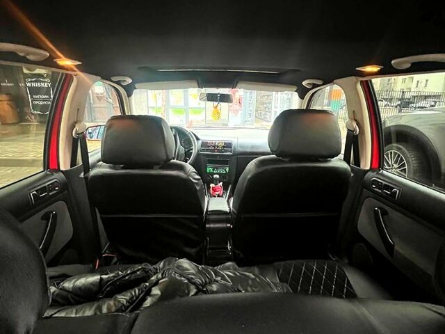 Красный Фольксваген Гольф, объемом двигателя 1.4 л и пробегом 300 тыс. км за 3500 $, фото 1 на Automoto.ua