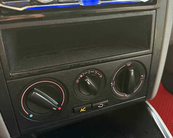 Червоний Фольксваген Гольф, об'ємом двигуна 1.39 л та пробігом 209 тис. км за 3850 $, фото 25 на Automoto.ua