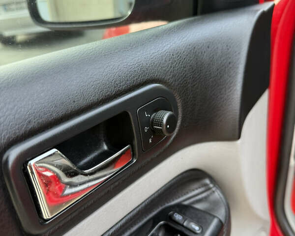 Червоний Фольксваген Гольф, об'ємом двигуна 1.39 л та пробігом 209 тис. км за 3850 $, фото 16 на Automoto.ua