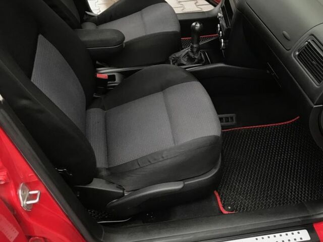 Красный Фольксваген Гольф, объемом двигателя 1.6 л и пробегом 273 тыс. км за 3399 $, фото 21 на Automoto.ua