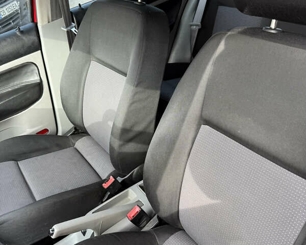 Червоний Фольксваген Гольф, об'ємом двигуна 1.39 л та пробігом 209 тис. км за 3850 $, фото 17 на Automoto.ua