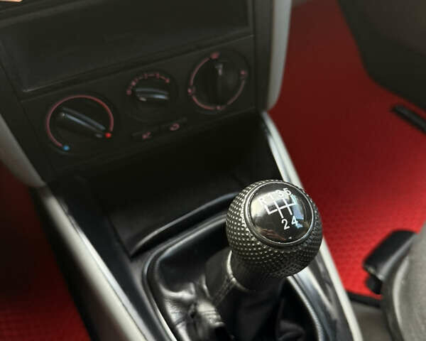 Червоний Фольксваген Гольф, об'ємом двигуна 1.39 л та пробігом 209 тис. км за 3850 $, фото 32 на Automoto.ua