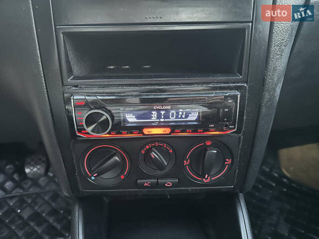 Красный Фольксваген Гольф, объемом двигателя 1.39 л и пробегом 197 тыс. км за 4500 $, фото 16 на Automoto.ua