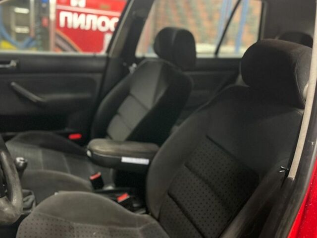 Червоний Фольксваген Гольф, об'ємом двигуна 1.6 л та пробігом 250 тис. км за 1350 $, фото 3 на Automoto.ua