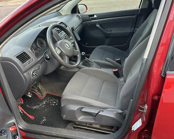 Красный Фольксваген Гольф, объемом двигателя 1.6 л и пробегом 186 тыс. км за 3750 $, фото 3 на Automoto.ua