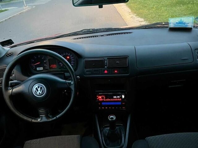 Красный Фольксваген Гольф, объемом двигателя 1.8 л и пробегом 233 тыс. км за 1554 $, фото 1 на Automoto.ua