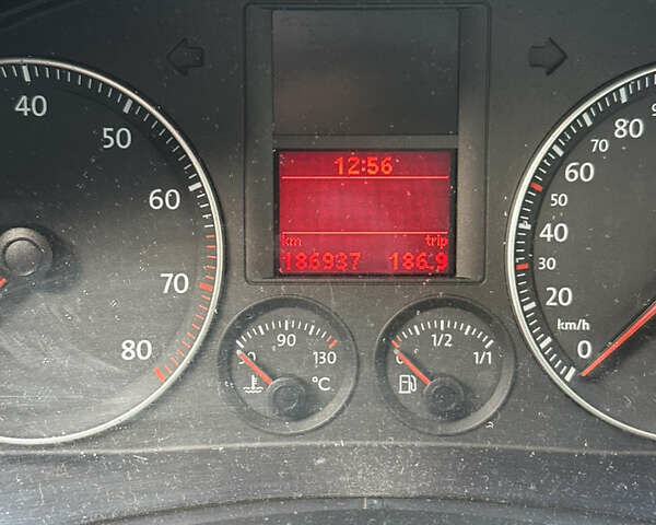 Красный Фольксваген Гольф, объемом двигателя 1.6 л и пробегом 186 тыс. км за 3750 $, фото 2 на Automoto.ua