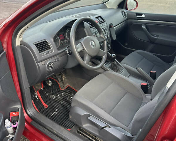 Красный Фольксваген Гольф, объемом двигателя 1.6 л и пробегом 186 тыс. км за 3750 $, фото 4 на Automoto.ua