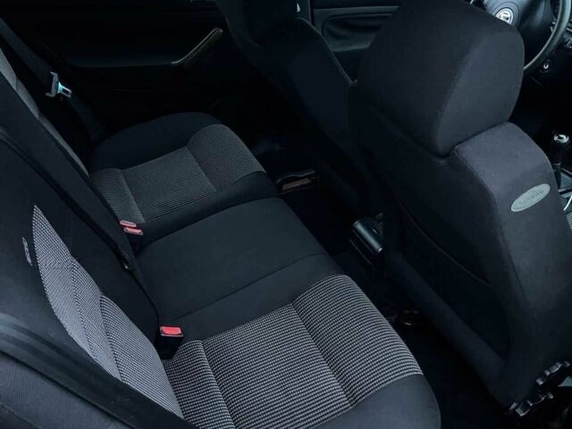 Красный Фольксваген Гольф, объемом двигателя 1.8 л и пробегом 233 тыс. км за 1554 $, фото 8 на Automoto.ua