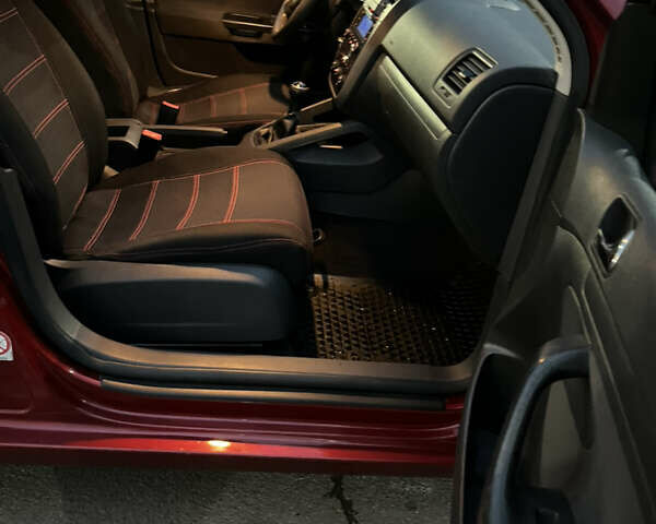 Красный Фольксваген Гольф, объемом двигателя 1.6 л и пробегом 195 тыс. км за 4700 $, фото 11 на Automoto.ua