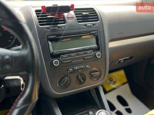 Красный Фольксваген Гольф, объемом двигателя 1.39 л и пробегом 198 тыс. км за 6300 $, фото 18 на Automoto.ua