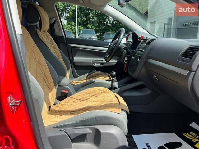 Красный Фольксваген Гольф, объемом двигателя 1.39 л и пробегом 198 тыс. км за 6300 $, фото 22 на Automoto.ua