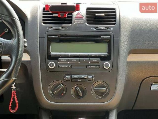 Красный Фольксваген Гольф, объемом двигателя 1.39 л и пробегом 198 тыс. км за 6300 $, фото 19 на Automoto.ua