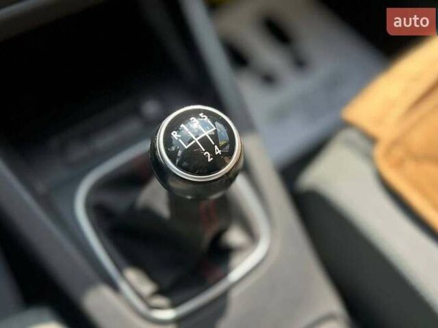 Красный Фольксваген Гольф, объемом двигателя 1.39 л и пробегом 198 тыс. км за 6300 $, фото 17 на Automoto.ua