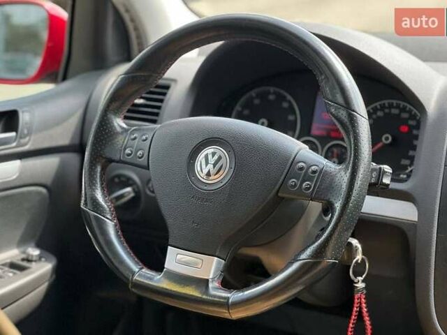 Красный Фольксваген Гольф, объемом двигателя 1.39 л и пробегом 198 тыс. км за 6300 $, фото 14 на Automoto.ua
