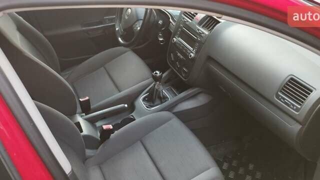 Красный Фольксваген Гольф, объемом двигателя 2 л и пробегом 286 тыс. км за 4200 $, фото 2 на Automoto.ua