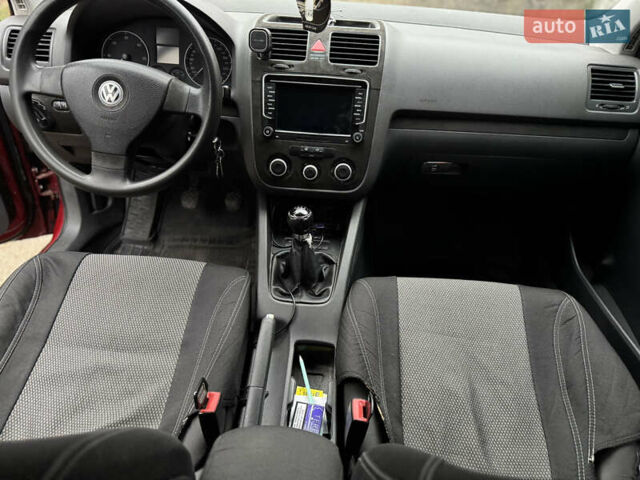 Красный Фольксваген Гольф, объемом двигателя 1.97 л и пробегом 330 тыс. км за 6500 $, фото 7 на Automoto.ua