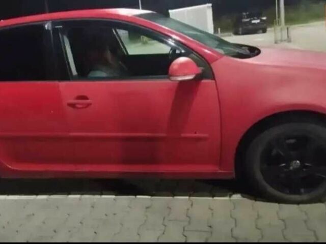 Красный Фольксваген Гольф, объемом двигателя 2 л и пробегом 286 тыс. км за 3950 $, фото 9 на Automoto.ua