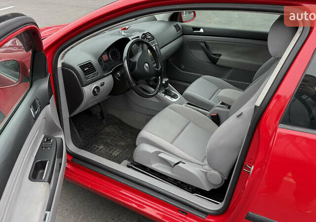 Красный Фольксваген Гольф, объемом двигателя 1.6 л и пробегом 219 тыс. км за 6100 $, фото 7 на Automoto.ua