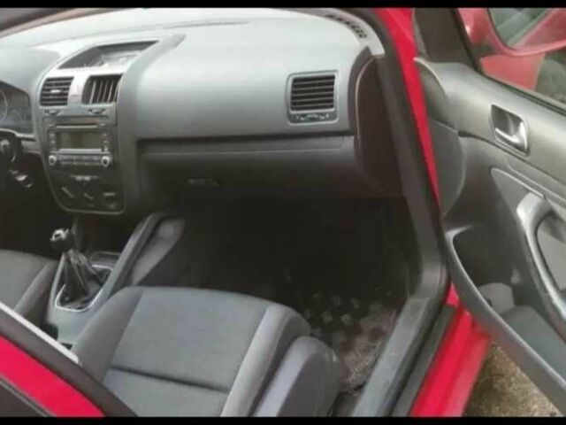 Красный Фольксваген Гольф, объемом двигателя 2 л и пробегом 286 тыс. км за 3950 $, фото 3 на Automoto.ua