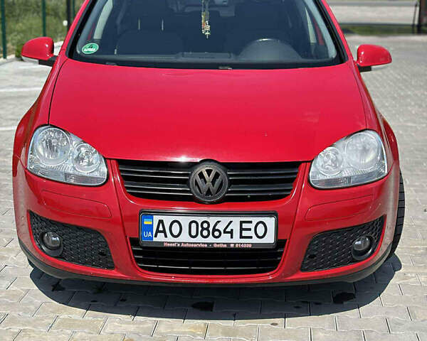 Красный Фольксваген Гольф, объемом двигателя 1.39 л и пробегом 225 тыс. км за 5500 $, фото 2 на Automoto.ua