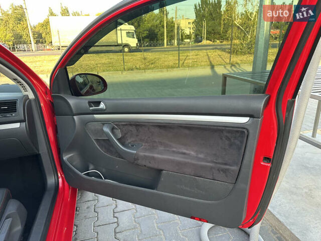 Фольксваген Гольф 2006 в Кропивницком (Кировограде) на Automoto.ua Красный Фольксваген Гольф, объемом двигателя 1.6 л и пробегом 242 тыс. км за 5900 $, фото 5 на Automoto.ua