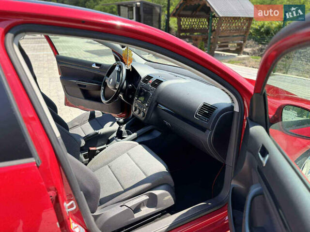 Красный Фольксваген Гольф, объемом двигателя 1.39 л и пробегом 225 тыс. км за 5500 $, фото 6 на Automoto.ua