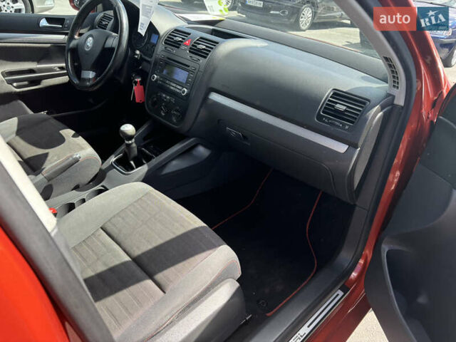 Красный Фольксваген Гольф, объемом двигателя 1.4 л и пробегом 230 тыс. км за 5800 $, фото 3 на Automoto.ua