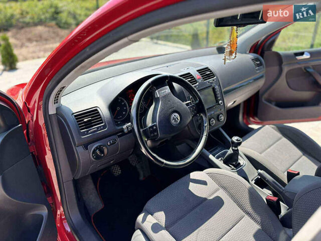 Красный Фольксваген Гольф, объемом двигателя 1.39 л и пробегом 225 тыс. км за 5500 $, фото 8 на Automoto.ua