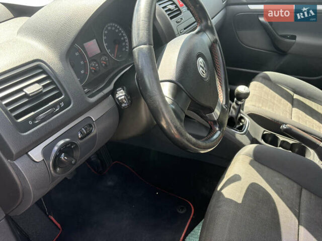 Красный Фольксваген Гольф, объемом двигателя 1.4 л и пробегом 230 тыс. км за 5800 $, фото 12 на Automoto.ua