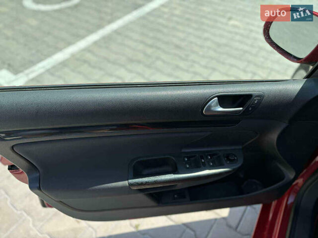 Красный Фольксваген Гольф, объемом двигателя 1.39 л и пробегом 225 тыс. км за 5500 $, фото 10 на Automoto.ua