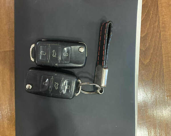 Красный Фольксваген Гольф, объемом двигателя 1.39 л и пробегом 225 тыс. км за 5500 $, фото 5 на Automoto.ua