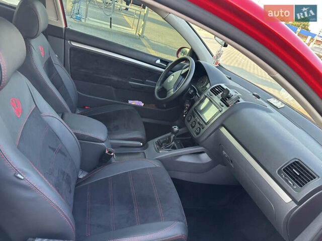 Фольксваген Гольф 2006 в Кропивницком (Кировограде) на Automoto.ua Красный Фольксваген Гольф, объемом двигателя 1.6 л и пробегом 242 тыс. км за 5900 $, фото 7 на Automoto.ua