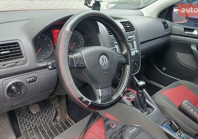 Красный Фольксваген Гольф, объемом двигателя 2 л и пробегом 316 тыс. км за 5000 $, фото 3 на Automoto.ua