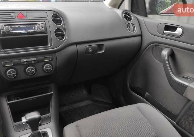 Красный Фольксваген Гольф, объемом двигателя 1.6 л и пробегом 390 тыс. км за 4600 $, фото 3 на Automoto.ua