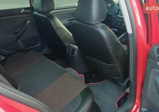 Красный Фольксваген Гольф, объемом двигателя 1.6 л и пробегом 201 тыс. км за 6800 $, фото 16 на Automoto.ua