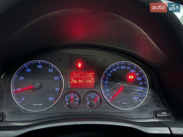 Красный Фольксваген Гольф, объемом двигателя 1.6 л и пробегом 296 тыс. км за 5990 $, фото 14 на Automoto.ua