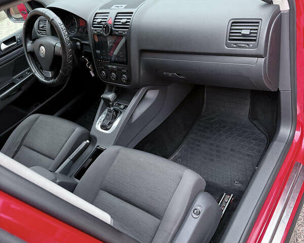 Красный Фольксваген Гольф, объемом двигателя 1.6 л и пробегом 287 тыс. км за 6200 $, фото 7 на Automoto.ua